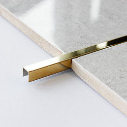 装飾的なブラシをかけられたステンレス鋼のタイルのトリムUの形の正方形の壁パネルの金の金属の管の端のプロフィール