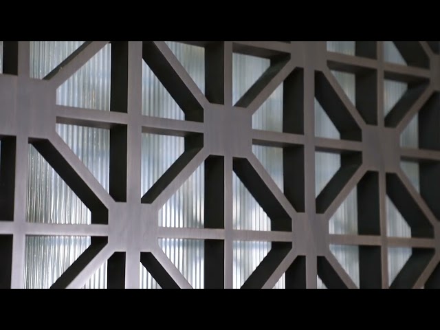会社のビデオ 約 1219X2438mm Metal Surface Stainless Steel Room Divider For Hotel Lobby Partition